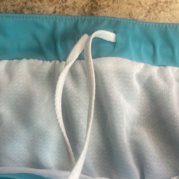 Under Armour loose heatgear shorts. Size Large Great condition! - Picture 10 of 11